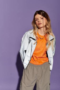 Genç ve güzel bir kadın, güneşli havanın tadını çıkarırken, moda bir yaz kıyafetiyle rahatça poz veriyor..