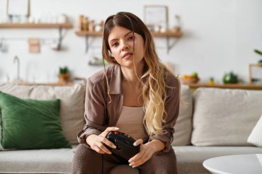 Rahat atmosfer, sıcak bir yaz öğleden sonrasında genç bir kadının oyun oynaması gibi odayı dolduruyor..