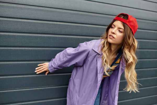 Молодая женщина с великолепными волосами наслаждается летом, игриво взаимодействуя с ее окружением.