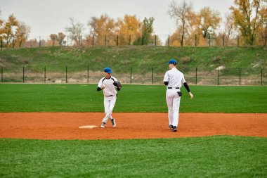 Sonbaharın güneşli bir gününde iki genç çocuk heyecan verici bir beyzbol antrenmanına katılıyor..