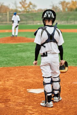 Genç sporcular canlı bir sahada beyzbol oynarken yeteneklerini sergilerler..