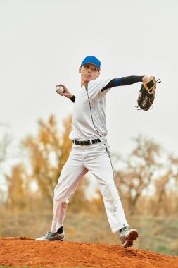 Yakışıklı bir oyuncu canlı bir spor sahasında kararlı bir beyzbol topu atar..