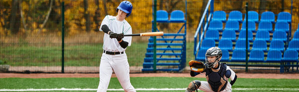 Два энергичных подростка соревнуются в захватывающей бейсбольной игре на ярком поле, баннер