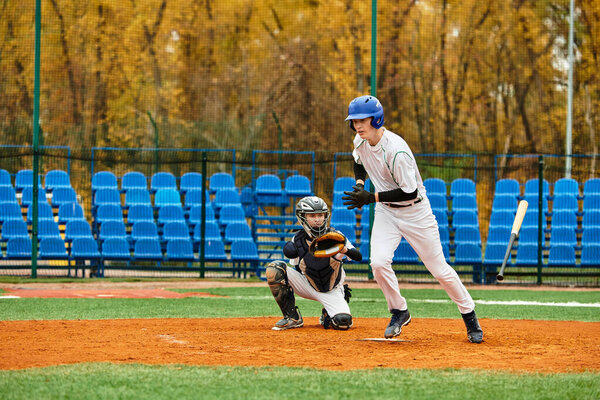 Два подростка участвуют в захватывающей игре в бейсбол, демонстрируя свои спортивные навыки.