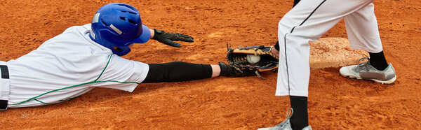 Два подростка ныряют на бейсбол во время захватывающей игры на поле, баннер