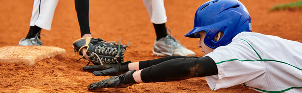 Два подростка играют в бейсбол на оживленном поле, демонстрируют свои навыки и командную работу, баннер