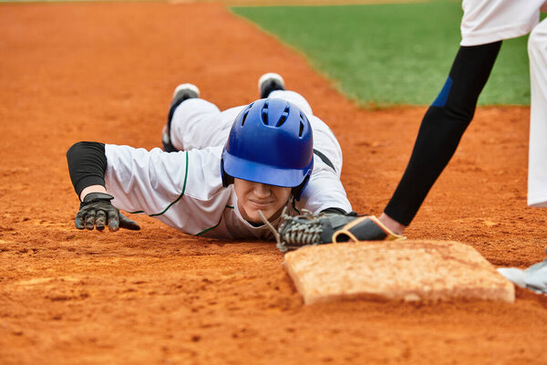 Два подростка интенсивно участвуют в бейсболе, демонстрируя свои спортивные навыки..