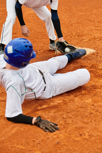 Два энергичных подростка участвуют в оживленной бейсбольной игре на ярком солнечном поле.