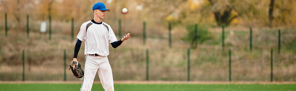 Хороший на вид подросток сосредоточен на том, чтобы поймать бейсбол во время тренировки на поле, баннер