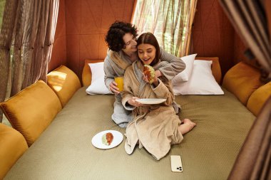 İki genç aşık, keyifli bir sabah geçiriyorlar. Lezzetli kruvasanların ve taze meyve suyunun tadını çıkarıyorlar..