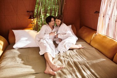 Yumuşak cüppeli çiftler huzurlu bir ortamda rahatlarken birbirlerine eşlik etmekten zevk alırlar..