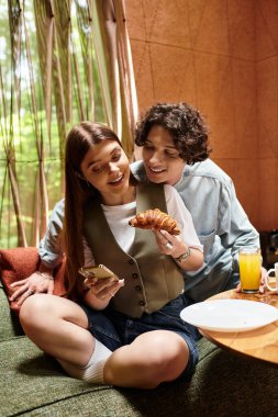 Genç bir çift keyifli bir anı paylaşıyor. Birbirine eşlik eden ve atıştıran..