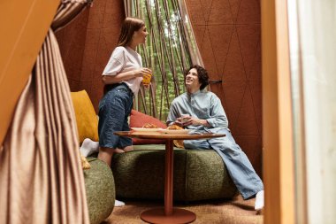 Genç bir çift birbirine eşlik etmekten zevk alır, sakin bir ortamda kahkahalar ve içkileri paylaşırlar..