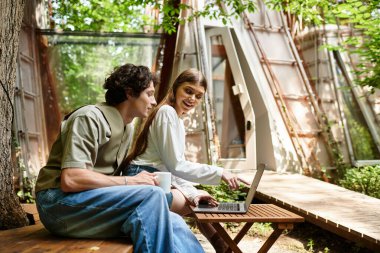 Sevgi dolu bir çift, kendi dünyalarına dalmış sakin bir parkta keyifli bir öğleden sonrayı paylaşır..
