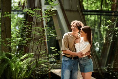 Genç bir çift, güzel bir parkta sıcaklığı ve bağlantıyı kucaklayarak huzurlu bir günün tadını çıkarıyor..