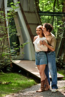 Birlikte rahatlayan bir çift, barışçıl ve doğal bir ortamda birbirine eşlik etmekten zevk alır..