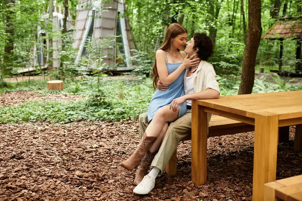 Bereketli yeşil bir parkta, genç bir çift ahşap bir bankta rahatlar, sevgi ve neşe saçar..