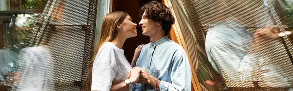 Sevgi dolu bir çift, yemyeşil bir parkta rahatlarken sıcak bir şekilde kucaklaşır..