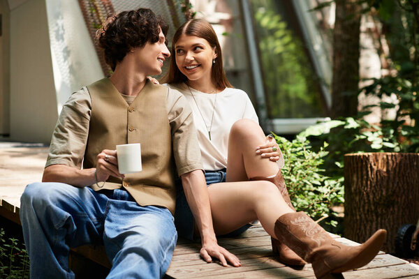 Любящие пары удобно сидят на деревянной скамейке, наслаждаясь компанией друг друга в тихом парке.