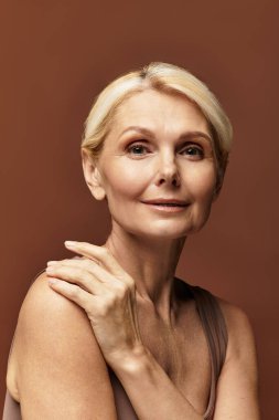 Zarif, son sınıf öğrencisi kadın, doğal güzelliğini sergilerken yumuşak bir gülümseme sergiliyor..