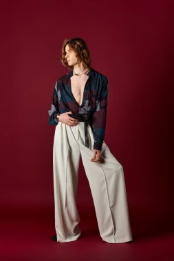 Genç ve yakışıklı bir adam, kadınsı bir görünüm sergiliyor..