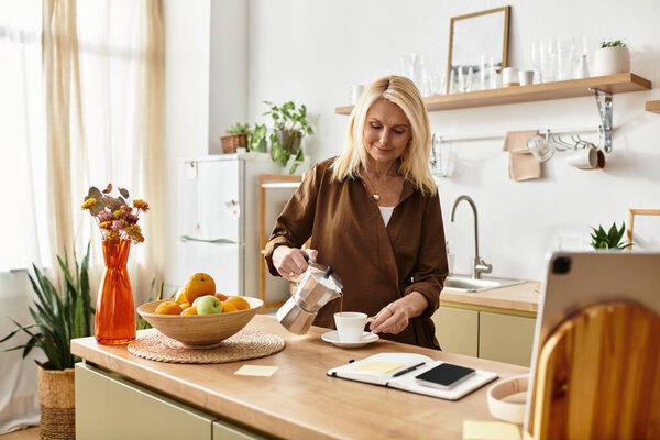 Старшая женщина наливает кофе в чашку в окружении свежих фруктов и теплая атмосфера.