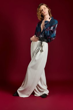 Kendine güvenen genç bir adam, canlı bir arka plana karşı eşsiz bir stil sergiliyor..