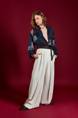 Yakışıklı genç bir adam kendine güveni tam bir şekilde modern moda eğilimlerini somutlaştırıyor..