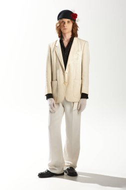 Yakışıklı genç adam şık bir kıyafet içinde, zarafeti modern tarz elementlerle harmanlıyor..