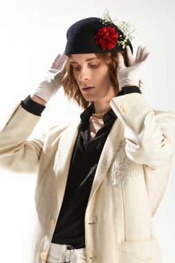 Yakışıklı bir genç, kadınsı yetenekleri ve cesur aksesuarlarıyla eşsiz bir moda anlayışı sergiliyor..