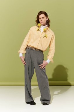 Çarpıcı genç bireyler modaya uygun kıyafetlerle dururlar, zarafeti yaratıcılıkla harmanlarlar..