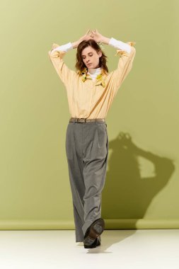 Yakışıklı bir genç adam şık moda seçimlerini özgüvenle vurguluyor..