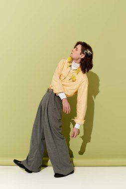 Genç bir adam göze çarpan kadınsı bir görünüm sergiliyor..