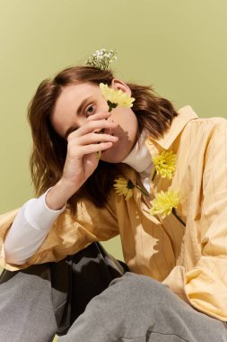 Bu yakışıklı genç adam modern kadınsı tarzını şık bir ortamda sergiliyor..