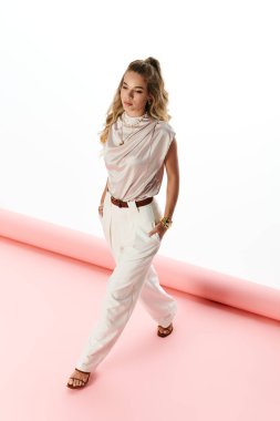 Güzel giyimli genç bir bayan şık bir kıyafet sunar. Enerjik bir ortama karşı kendine güveni vardır..