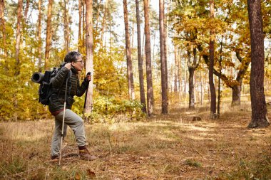Son sınıf öğrencisi bir kadın renkli bir ormanı keşfediyor. Etrafındaki doğanın güzelliğini görmek için duruyor..