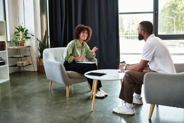 İki genç profesyonel, parlak bir stüdyoda yapılan mülakat sırasında fikir alışverişinde bulundu..