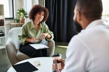 İki genç profesyonel modern bir stüdyoda dinamik bir röportajda fikir alışverişinde bulundular..