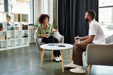 İki genç, şık bir stüdyo odasında röportaj yaparken, fikirleri paylaşıyor..