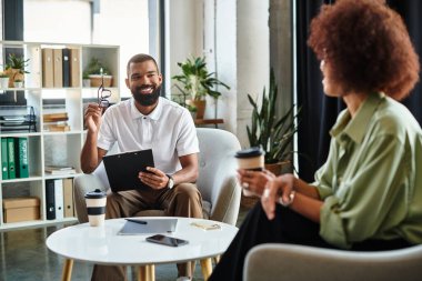 İki genç profesyonel mülakata katılarak hoş bir ortam yarattılar..