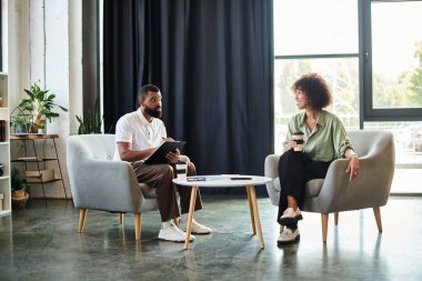 Genç profesyoneller iyi aydınlatılmış, çağdaş bir stüdyo ortamında röportaj yapıyorlar..