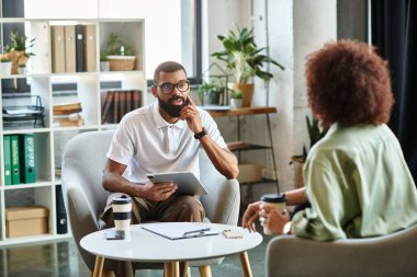 İki genç profesyonel, şık bir stüdyoda yapılan bir röportajda aynı görüşü paylaşıyor..