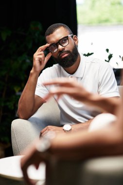 Genç profesyonel, çağdaş bir stüdyo ortamında özenle röportaj yapıyor..