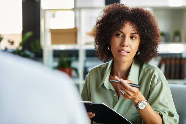 Женщина, проводящая интервью в гладкой студии, проводящая интервью и цели.