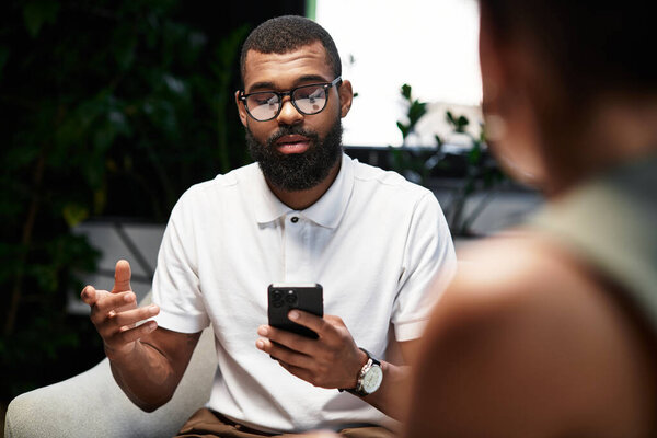 Молодой профессионал эффективно общается в современной студийной обстановке интервью.