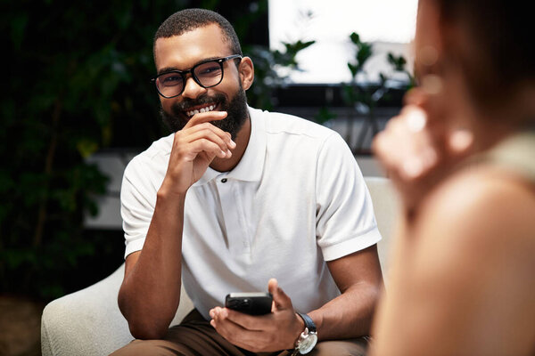Женщина и мужчина взаимодействуют во время интервью, демонстрируя энтузиазм и связь..