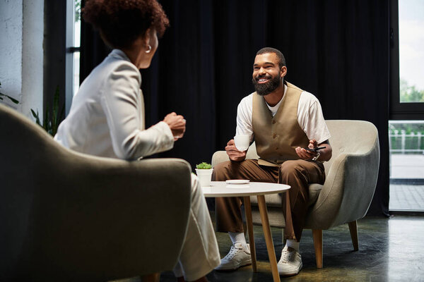 Молодые специалисты находят работу в современной студийной среде.