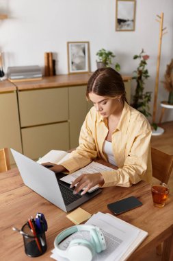 Genç bir kadın masasında özenle çalışıyor, doğal ışık ve kişisel dokunuşlarla çevrili..