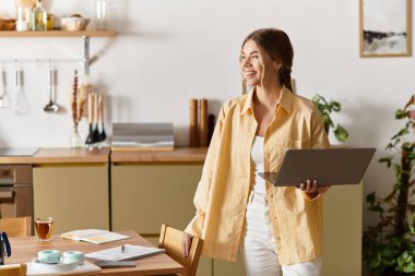 Evde konfor ve bitkilerle çevrili genç bir kadınla rahat bir atmosfer.