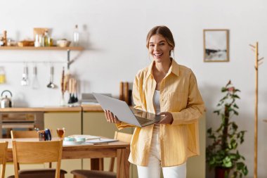 Parlak ve neşeli kadın, şık mutfağının sıcaklığıyla çevrili, uzak bir işle meşgul oluyor..